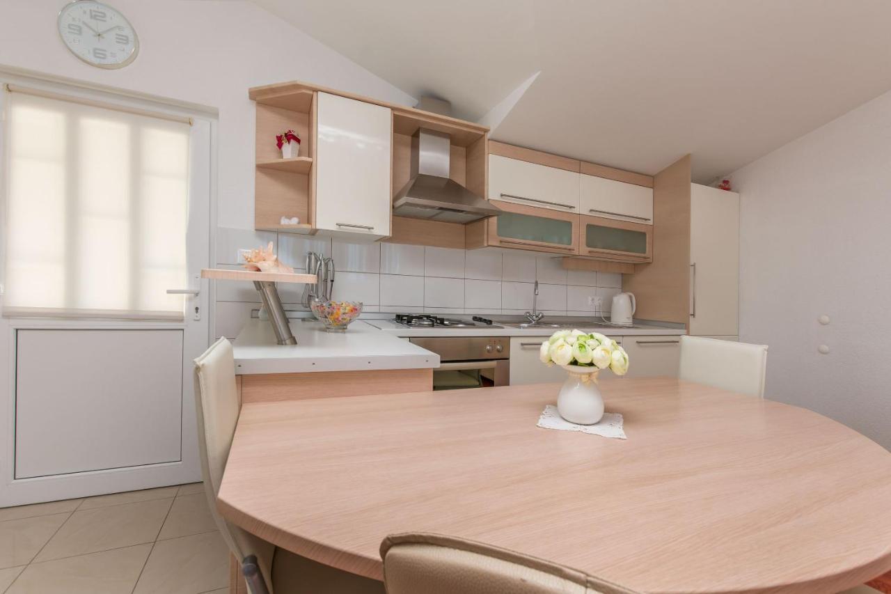 Apartments Mia Оміш Екстер'єр фото