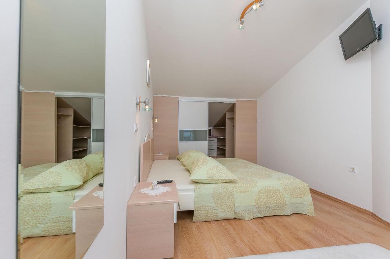 Apartments Mia Оміш Екстер'єр фото