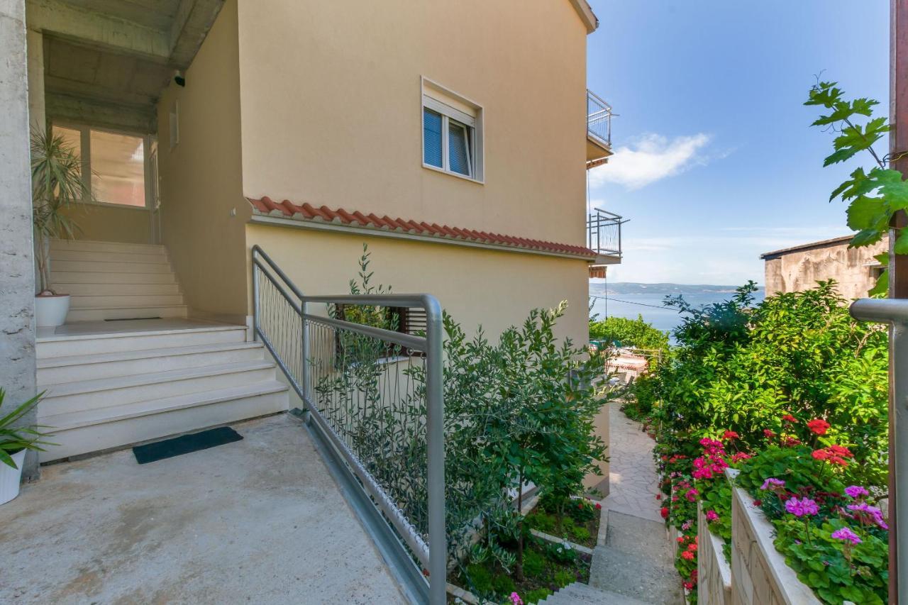 Apartments Mia Оміш Екстер'єр фото