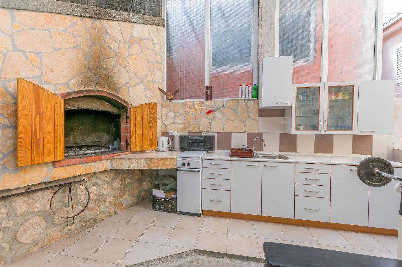 Apartments Mia Оміш Екстер'єр фото