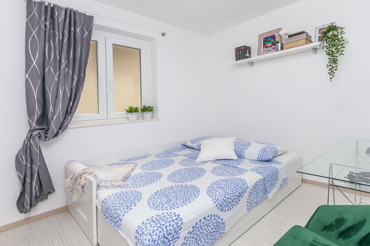 Apartments Mia Оміш Екстер'єр фото