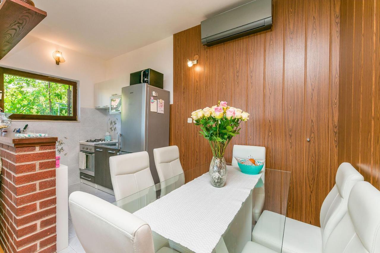 Apartments Mia Оміш Екстер'єр фото